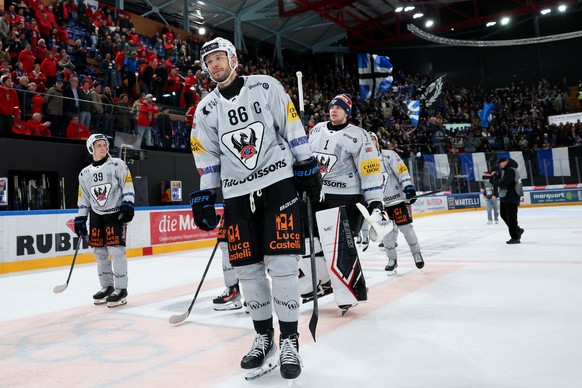 Julien Sprunger (HCFG) nach Spielschluss waehrend dem Spiel 6 des Playoff Viertelfinals der National League zwischen den SC Rapperswil Jona Lakers und dem HC Fribourg Gotteron, am Montag, den 30. Maer ...
