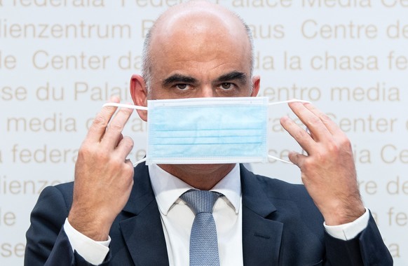 Bundesrat Alain Berset spricht an einer Medienkonferenz zu Covid 19 Massnahmen, am Freitag, 17. Dezember 2021, in Bern. (KEYSTONE/Peter Schneider)