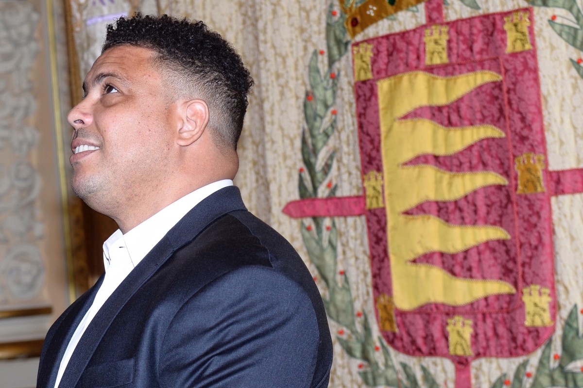 epa06994280 Brazilian former soccer player Ronaldo Nazario (C) poses during the ceremony held to present him as the major shareholder of Spanish Primera Division League's team Real Valladolid, in ...