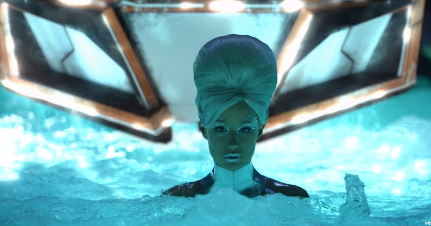 Oh, hallo! Iggy Azaleas Ankunft in Britneys Pool.
