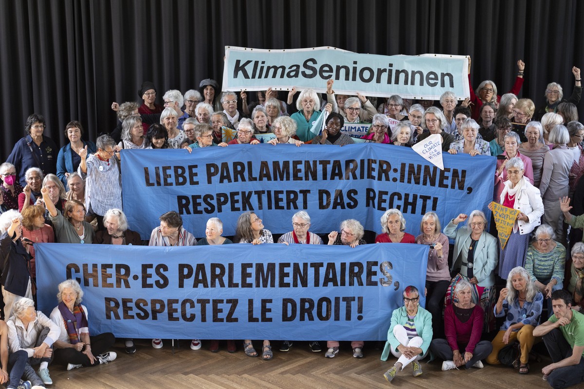 Die Klimaseniorinnen posieren fuer ein Protestfoto, damit die Parlamentarier das Recht respektieren nach der Generalversammlung der Klimarserniorinnen in Bern am Dienstag, 4. Juni 2024. (KEYSTONE/Gaet ...