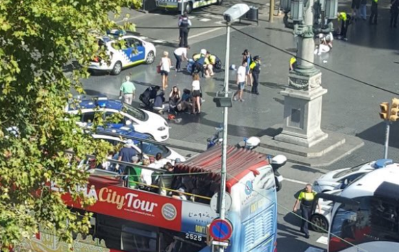 Lieferwagen fährt in Barcelona in Menschenmenge.
