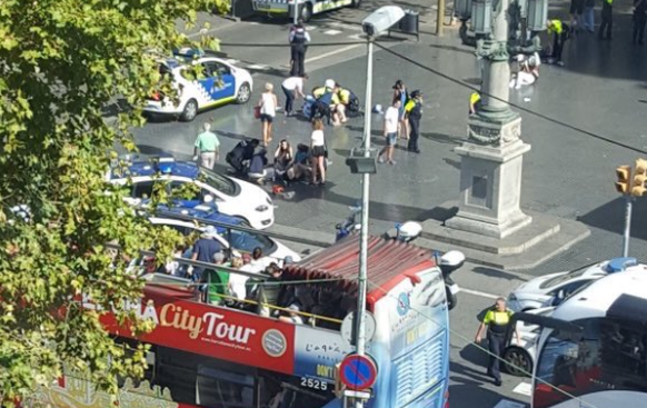 Lieferwagen fÃ¤hrt in Barcelona in Menschenmenge.