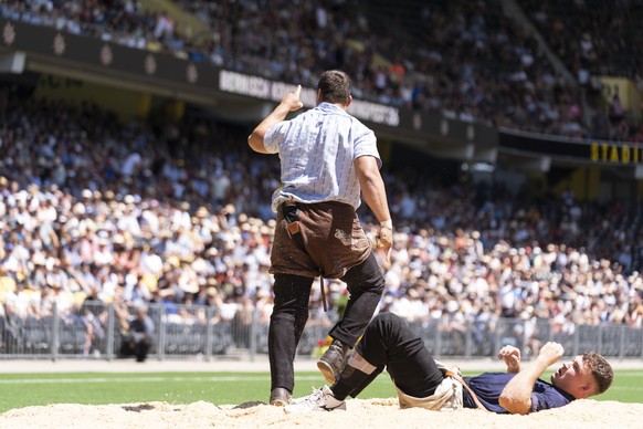 Werner Schlegel aus Hemberg, jubelt nach der Kampf im vierten Gang gegen Michael Moser aus Zaeziwil (am Boden) kaempft, fotografiert am Sonntag, 5. Juli 2026 im Wankdorf Stadion in Bern. (KEYSTONE/Gae ...