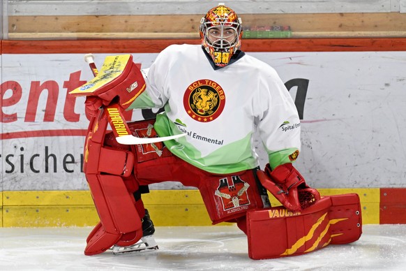 Tigers Goalie Stephane Charlin, wieder auf dem Eis, nach seiner Verletzung vor dem vierten Eishockey Playoff Viertelfinalspiel der National League, zwischen den SCL Tigers und dem Lausanne HC, am Mitt ...