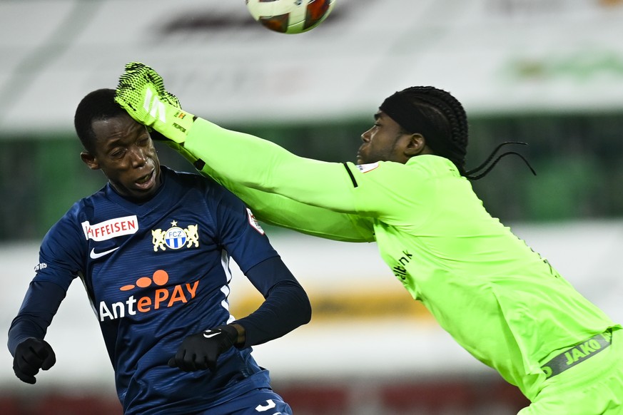 St. Gallens Torhueter Ati Zigi Lawrence, rechts, trifft Zuerichs Assan Ceesay am Kopf, was mit einem Penalty geahndet wird, im Fussball Super League Spiel zwischen dem FC St. Gallen und dem FC Zuerich ...