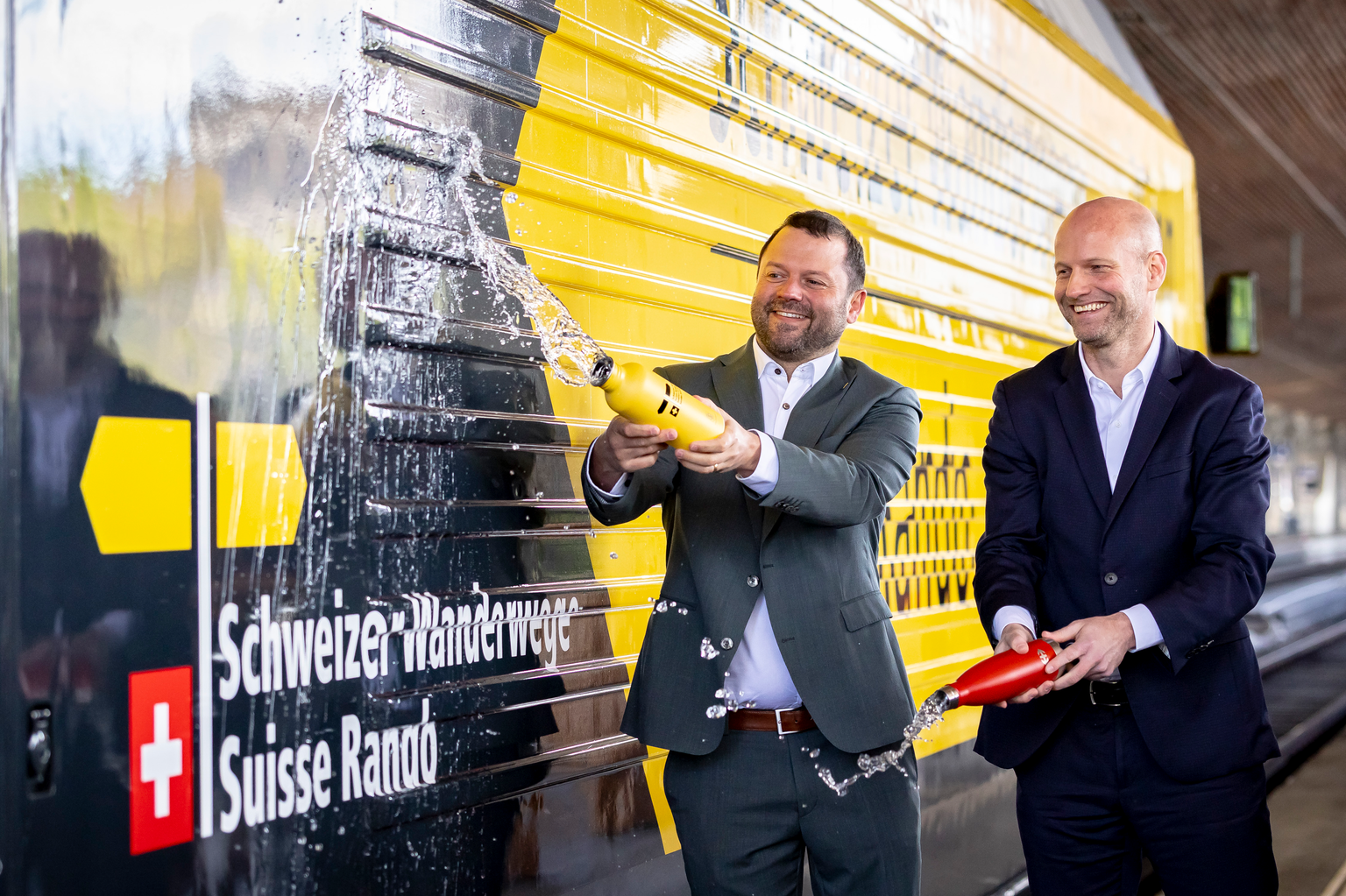 Simon Stadler, links, und Matthias Bütler, rechts, taufen die neue SBB-Lokomotive