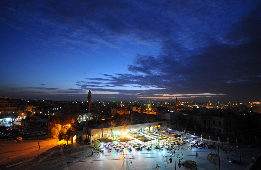 A general view shows the Old City of Aleppo, Syria November 24, 2008. REUTERS/Omar Sanadiki SEARCH "ALEPPO HERITAGE" FOR THIS STORY. SEARCH "WIDER IMAGE" FOR ALL STORIES.