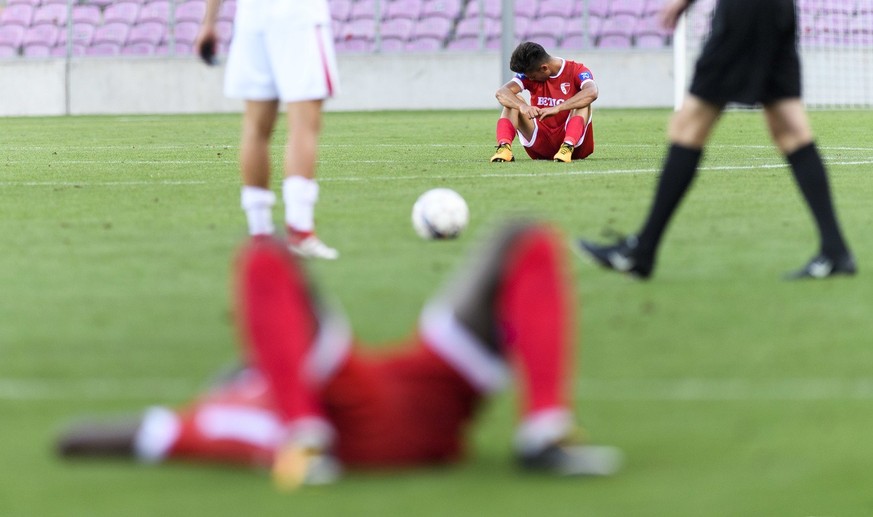 Sion&#039;s defender Ivan Lurati, center, looks disappointed after loosing, during the UEFA Europa League third qualifying round second leg soccer match between FC Sion and FK Suduva Marijampole, at t ...