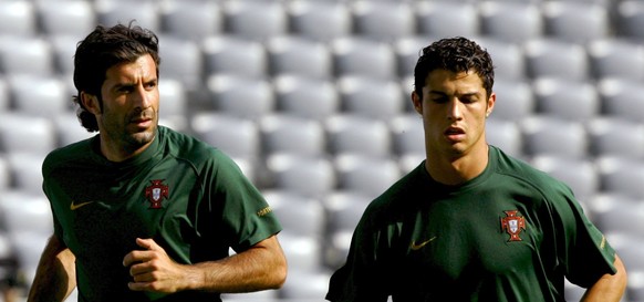 ARCHIV - 03.07.2006, Bayern, M�nchen: ARCHIV - Portugals Luiz Figo (l) und Cristiano Ronaldo laufen am 04.07.2006 beim Training in M�nchen nebeneinander. (zu dpa: �X-Faktor oder Bremsklotz? Portugals  ...