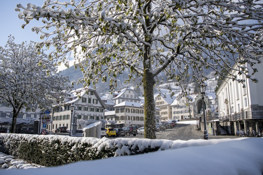 Eine Kaltfront verzaubert die Landschaft und Doerfer in weiten Teilen der Zentralschweiz, wie hier in Stans im Kanton Nidwalden, in der Nacht auf Dienstag, 6. April 2021 in eine Schneelandschaft. (KEY ...