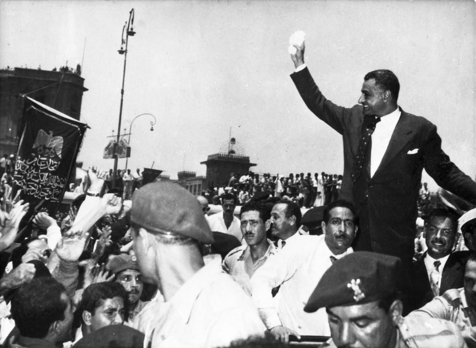 Nach dem offiziellen Entscheid, den Suezkanal zu verstaatlichen, wird der aegyptische Ministerpraesident Gamal Abdel Nasser am 20. August 1956 in den Strassen von Kairo gefeiert. Der Akt der Besitznah ...