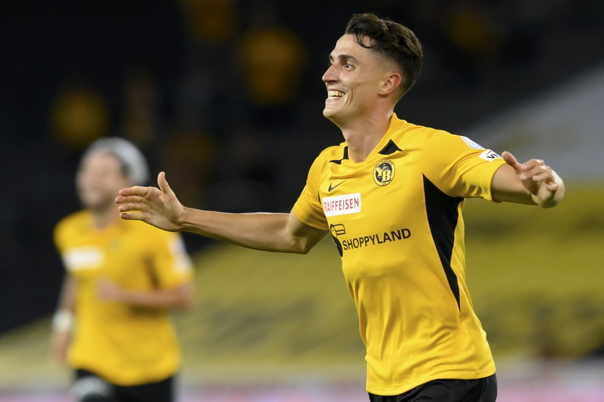 YBs Vincent Sierro jubelt nach seinem Tor (5-0) im Fussball Meisterschaftsspiel der Super League zwischen dem BSC Young Boys und dem FC Neuchatel Xamax, im Stade de Suisse in Bern, am Samstag, 27. Jun ...