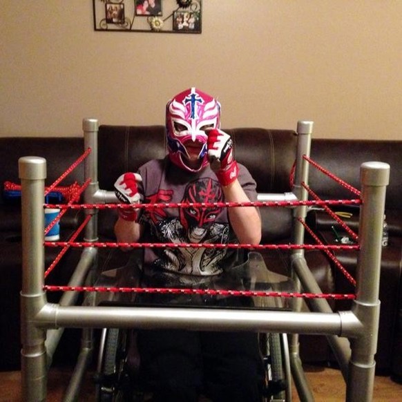 Cooles Halloween-Kostüm für Kind im Rollstuhl: Wrestler im Ring.