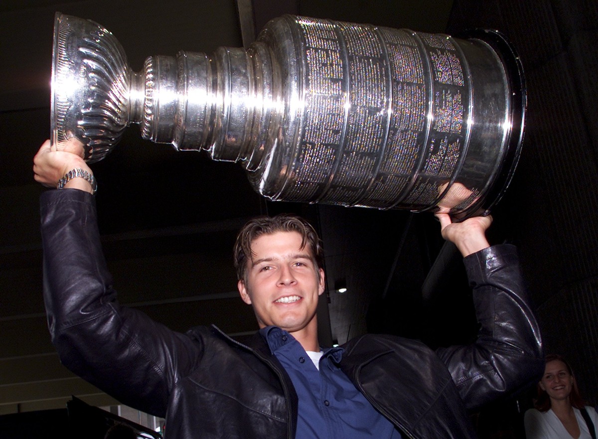ARCHIVBILD ZUM KEYSTONE-SDA-TEXT ZU DAVID AEBISCHER --- David Aebischer, Torhueter bei Colorado Avalanche, stemmt den aus Kanada in die Schweiz gebrachten, 16 Kilogramm schweren, silbernen Stanley Cup ...