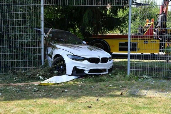 Lenker fährt sein Auto in Rheinfelden AG zu Schrott