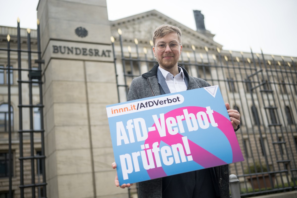 31.01.2024, Berlin: Thomas Laschyk, Chefredakteur und Gesch�ftsf�hrer des Blogs �Volksverpetzer�, steht vor der �bergabe der Petition �AfD-Verbot pr�fen!� an Bundesratspr�sidentin Schwesig mit einem S ...