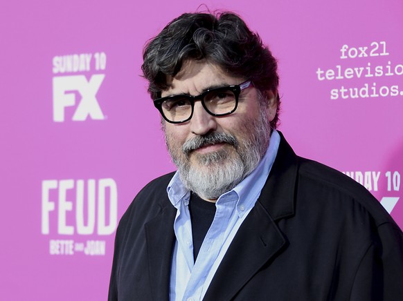 ARCHIV - Der britische Schauspieler Alfred Molina kommt zur Vorf�hrung des Films �Feud�. Alfred Molina soll f�r �Spider-Man 3� in seiner fr�heren Rolle als der B�sewicht Dr. Otto Octavius zur�ckkehren ...