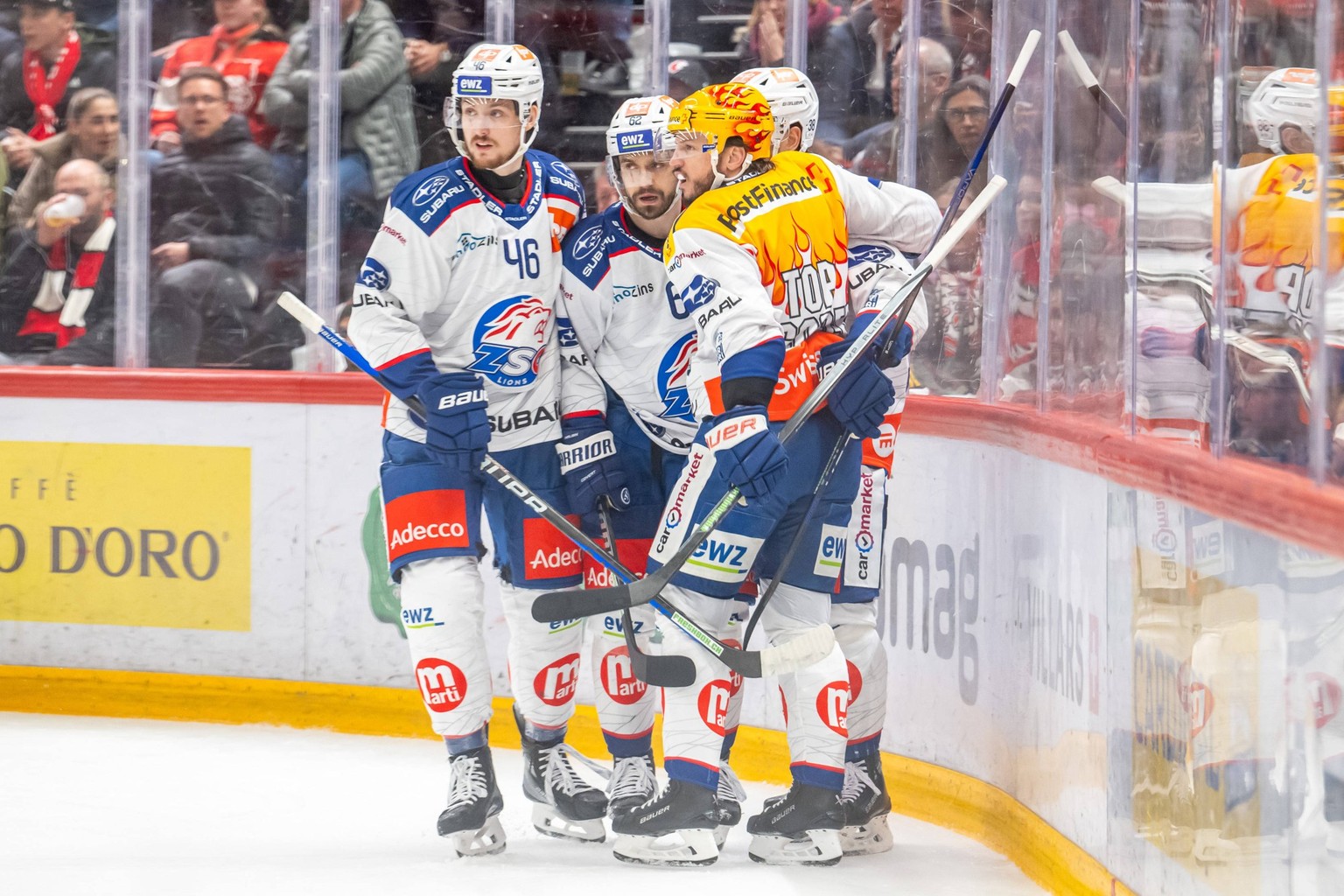 NL: Lausanne Hockey Club - ZSC Lions 23.04.2024, Lausanne, Vaudoise Arena, act 4 of the play-off final match: Lausanne Hockey Club - ZSC Lions. Rudolfs Balcers 38, ZSC Lions after the 2-1 Dean Kukan 4 ...