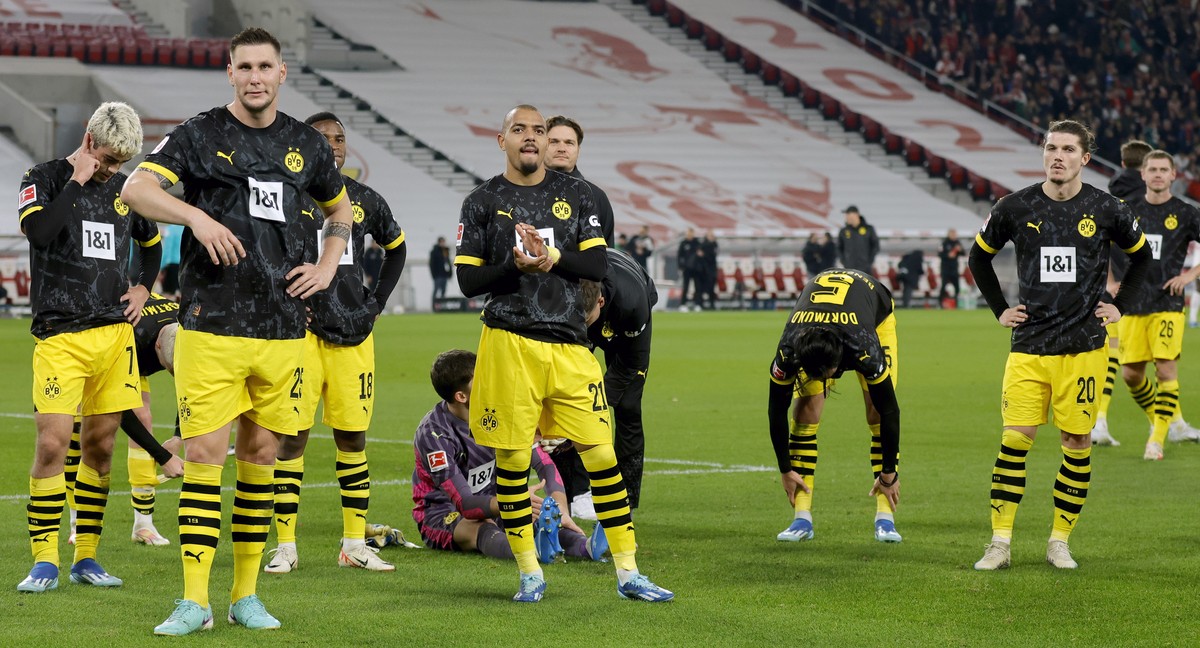epa10970406 Dortmund's players stand dejected after losing the German Bundesliga soccer match between VfB Stuttgart and Borussia Dortmund in Stuttgart, Germany, 11 November 2023. EPA/RONALD WITTE ...