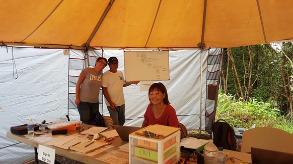 Susann Schuh und Helfer in einem Zelt, in dem sich alle an der Suche Beteiligten registrieren mussten.