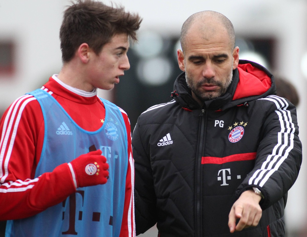 Bildnummer: 15116874 Datum: 24.11.2013 Copyright: imago/Lackovic Trainer Pep Guardiola gibt Lucas Scholl Anweisungen / Fussball / FC Bayern M