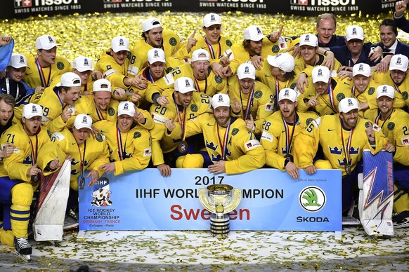 epa05980450 The team of Sweden poses for the media after winning the 2017 IIHF Ice Hockey World Championship final between Canada and Sweden in Cologne, Germany, 21 May 2017. EPA/SASCHA STEINBACH
