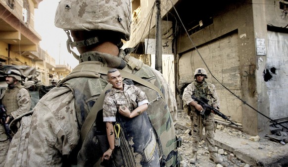 US-Truppen im Irak: Ein US-Soldat streift mit seinen Kameraden 2004 durch Falludscha im Irak. Obama will einen weiteren Krieg im Irak verhindern.