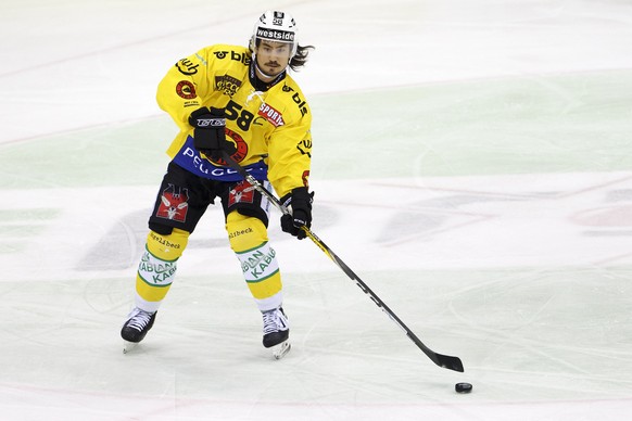 Bern&#039;s defender Eric Blum controls the puck, during a National League regular season game of the Swiss Championship between Geneve-Servette HC and SC Bern, at the ice stadium Les Vernets, in Gene ...