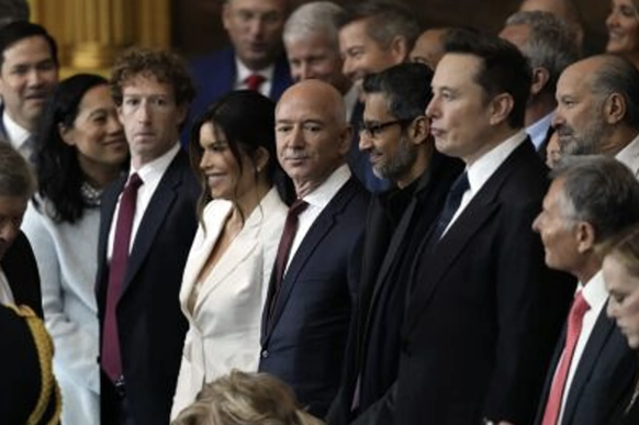 Bückling vor den Silicon-Valley-Bossen? Mark Zuckerberg, Jeff Bezos, Sundar Pichai und Elon Musk bei der Amtseinführung von Donald Trump am 20. Januar im Kapitol in Washington.