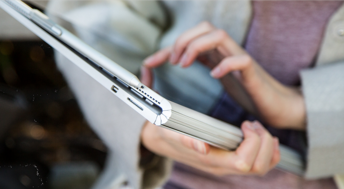 Das Scharnier ist ein Blickfang, lässt das Surface Book an der Rückseite aber auch etwas klobig wirken.