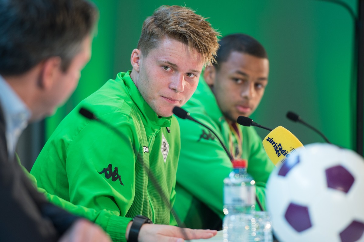 18.05.2016; Zuerich; Fussball 1. Bundesliga - Fohlentour Borussia Moenchengladbach: Nico Elvedi und Djibril Sow (Borussia) waehrend der Medienkonferenz, anlaesslich der Fohlentour im FIFA Museum (Cl ...