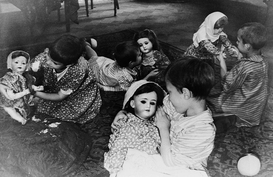 Russische Waisenkinder, deren Eltern bei der Belagerung Leningrads getötet wurden, werden im Kinderheim Nr. 9 betreut, Leningrad, Januar 1946.