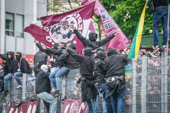 Fussball Schweizer Cup Halbfinale M�nner: FC Winterthur vs. Servette FC Genf, Sch�tzenwiese, Winterthur, Schweiz: G�stefans aus Genf Winterthur Sch�tzenwiese Schweiz *** Football Swiss Cup semi-final  ...