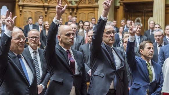 Die Vereinigung des neuformierten Bundesrates: (v.l.n.r.) Johann Schneider-Ammann, Alain Berset, Guy Parmelin und der neugewählte Bundeskanzler Walter Thurnherr.