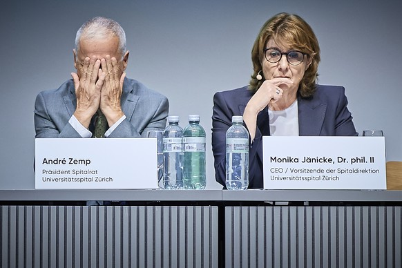 KEYPIX - Andre Zemp, Praesident Spitalrat Univeristaetsspital Zuerich, links, und Monika Jaenicke, CEO, Voristzende der Spitaldirektion Univeristaetsspital Zuerich, rechts, waehrend einer Medienkonfer ...