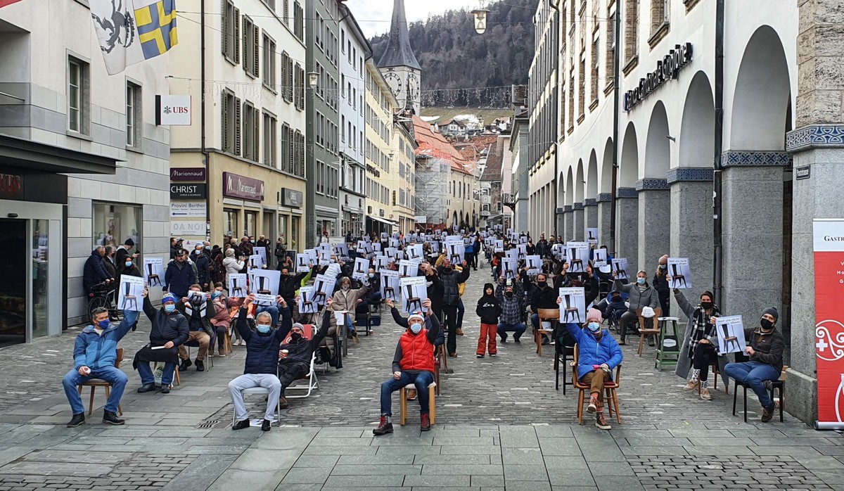 «Lasst uns nicht sitzen»: Vor einem Jahr demonstrierten Gastronomen in Chur für eine bessere Entschädigung wegen der Einschränkungen während der Pandemie. Ein Jahr später sieht es ebenfalls düster für ...