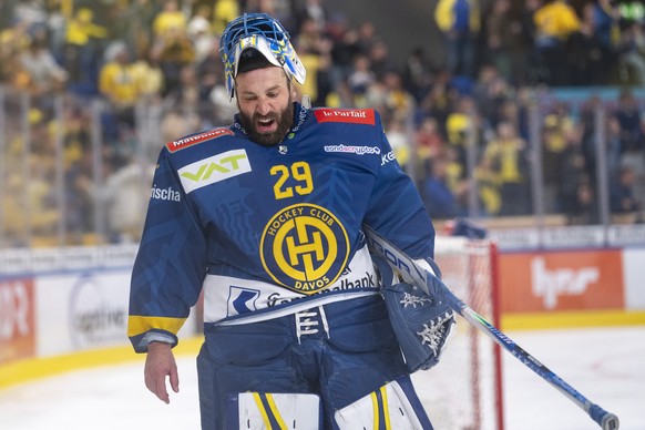 Torhueter Sandro Aeschlimann (HCD) reagiert nach dem Tor zum 4:3 im fuenften Eishockey Playoff Finalspiel der National League zwischen HC Davos (HCD) und HC Fribourg-Gotteron (HCFG), am Sonntag, 26. A ...