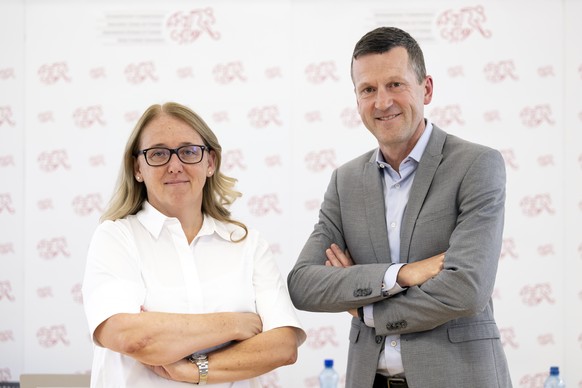 Doris Keller, Direktorin WEURO 2025, links, und Robert Breiter, Generalsekretaer SFV, rechts, posieren kurz nach einer Medienkonferenz zur UEFA Women?s EURO 2025 in der Schweiz, am Donnerstag, 31. Aug ...