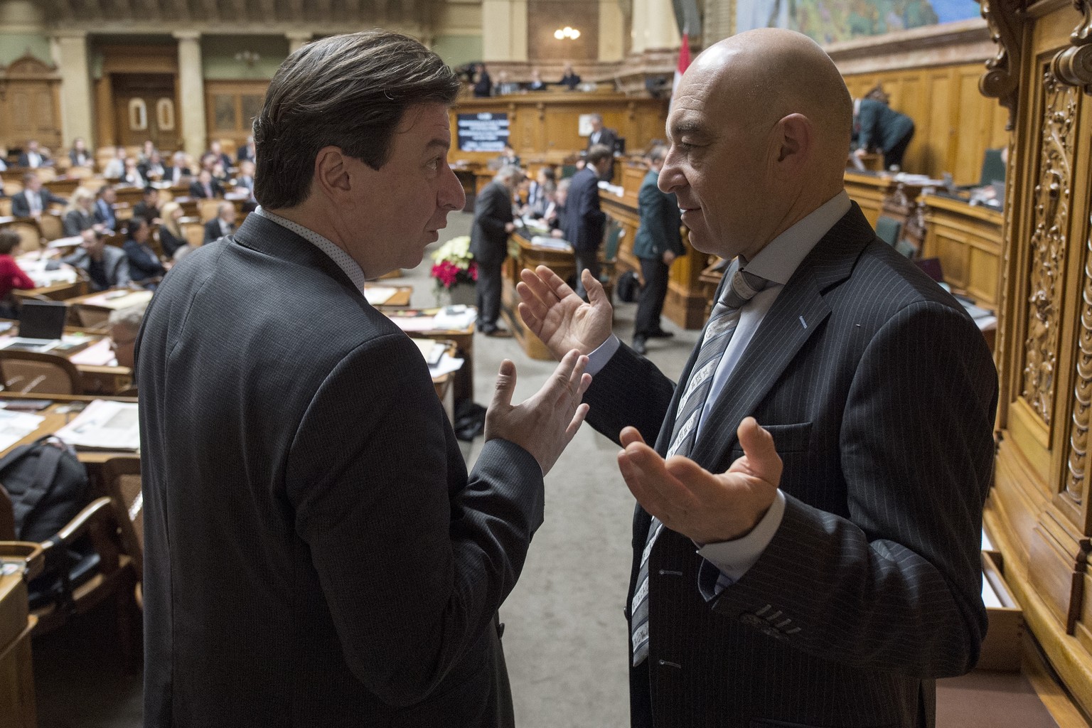 Die Sozialdemokraten Corrado Pardini (BE), links, und Daniel Jositsch (ZH), rechts, beschaeftigen sich mit dem neuen Militaergesetz am Mittwoch, 2. Dezember 2015 im Nationalratssaal in Bern. (KEYSTONE ...