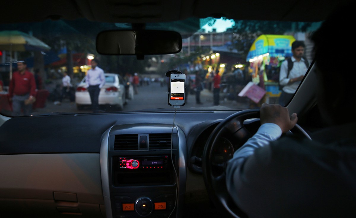 ARCHIV -- ZUM BOERSENGANG VON UBER AM FREITAG, 10. MAI 2019, STELLEN WIR IHNEN FOLGENDES BILDMATERIAL ZUR VERFUEGUNG -- 
In this Wednesday, March 19, 2014 photo, an Uber taxi driver drives his car th ...