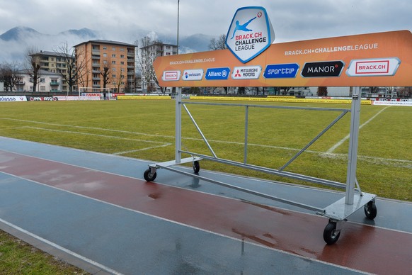 Das Spielfeld vor dem abgesagten Challenge League Spiel FC Chiasso - FC Biel am Samstag, 21. Februar 2015. Die Challenge-League-Partie zwischen Chiasso und Biel musste wegen zuviel Wasser auf dem Terr ...