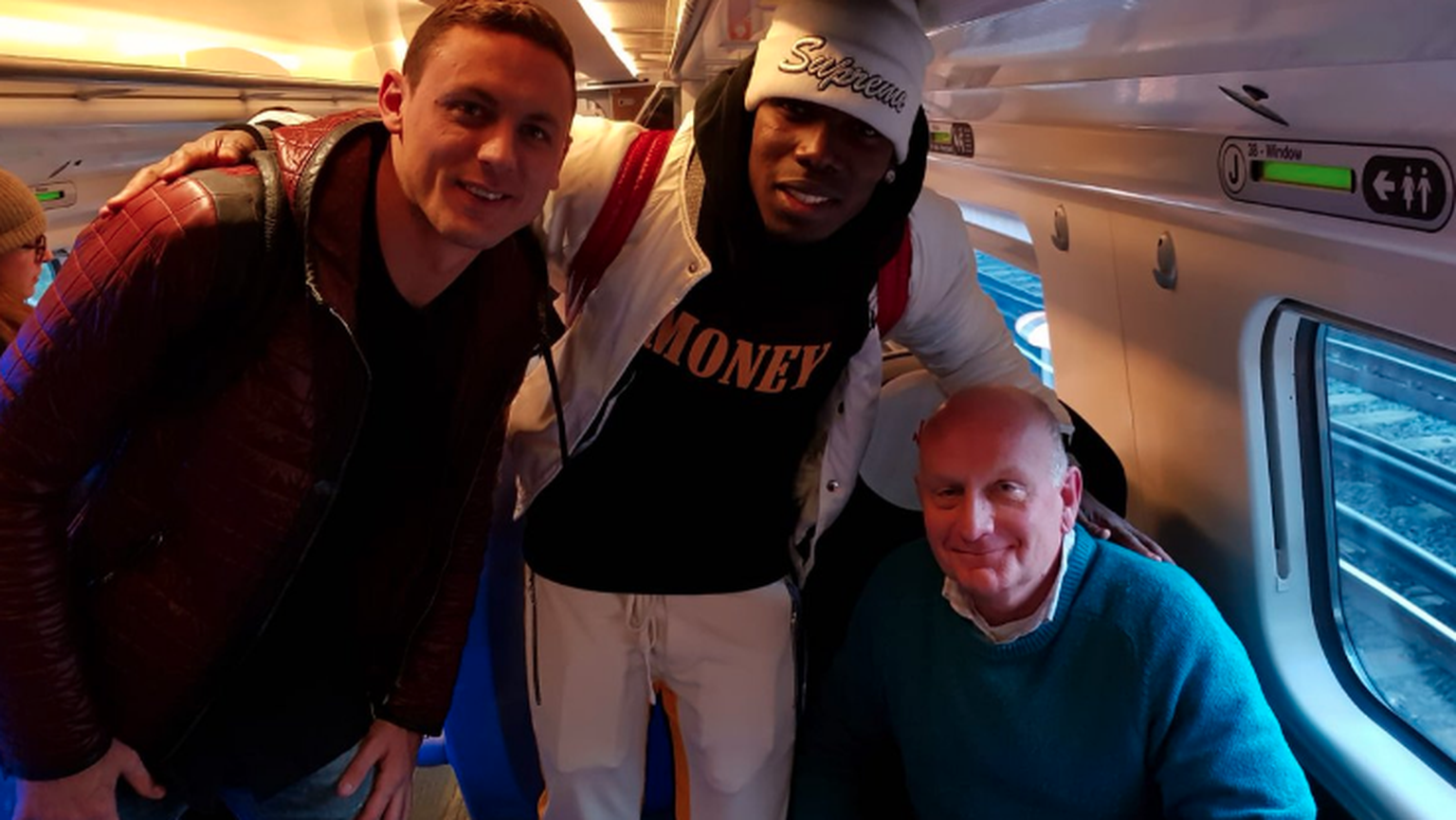 Matic, Pogba und ein ahnungsloser Zugpassagier.