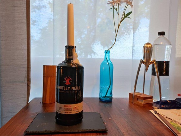 5 Upcycling-Ideen, die sich (zum Teil) sehen lassen\nKerzenständer aus alter Gin Flasche. Zeitaufwand ca. eine Minute. Material: Eine formschöne Gin Flasche und eine passende Kerze.

Anleitung: Gin ge ...