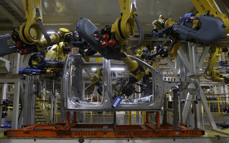 Schon jetzt bauen Roboter Autos zusammen: Bald werden sie in unserer Arbeitswelt noch viel präsenter sein.