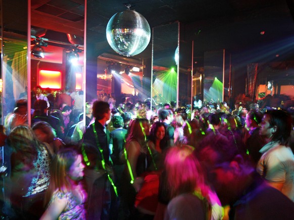 Menschen tanzen in einem Nachtclub am Hafen in Valencia, Spanien, am Freitag, 20. April 2007. (KEYSTONE/Alessandro Della Bella)

People dance at a night club near the harbour in Valencia, Spain, pictu ...