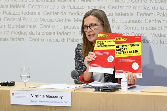 Virginie Masserey, Leiterin Sektion Infektionskontrolle, Bundesamt fuer Gesundheit BAG, haelt Flyer mit der neusten Praeventionskampagne des BAG gegen das Coronavirus, waehrend einem Point de Presse z ...