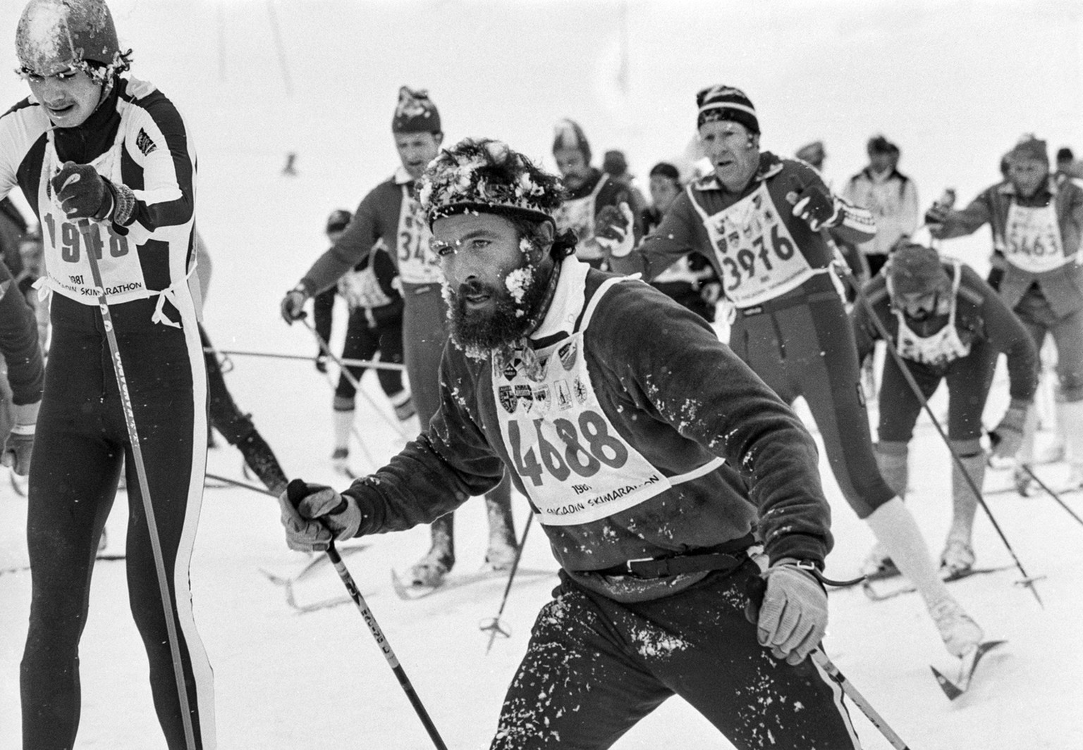 Langlaeufer bei Schneetreiben und Nebel in Aktion beim 13. Engadin Skimarathon, aufgenommen am 15. Maerz 1981. (KEYSTONE/Str)