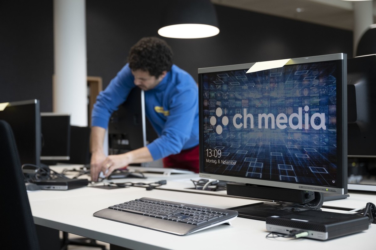 Arbeitsplaetze in den Redaktionsaeumlichkeiten der CH Media am neuen Standort "Leonardo" werden eingerichtet, fotografiert am Montag, 8. November 2021 in Zuerich-Oerlikon. CH Media bezieht i ...