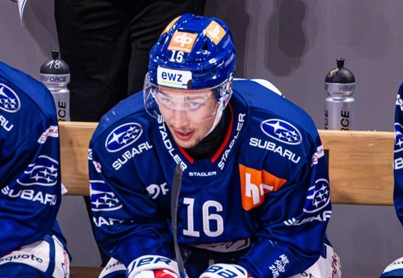 Ice hockey, Eishockey PreSeason - ZSC Lions NL vs. Schwenninger Wild Wing ZSC Lions Headcoach Claude Julien beobachtet das Spiel. Davor sitzen 38 Rudolf Baclers, 82 Fabrice Bouvard, 16 Joshua Fahrni,  ...